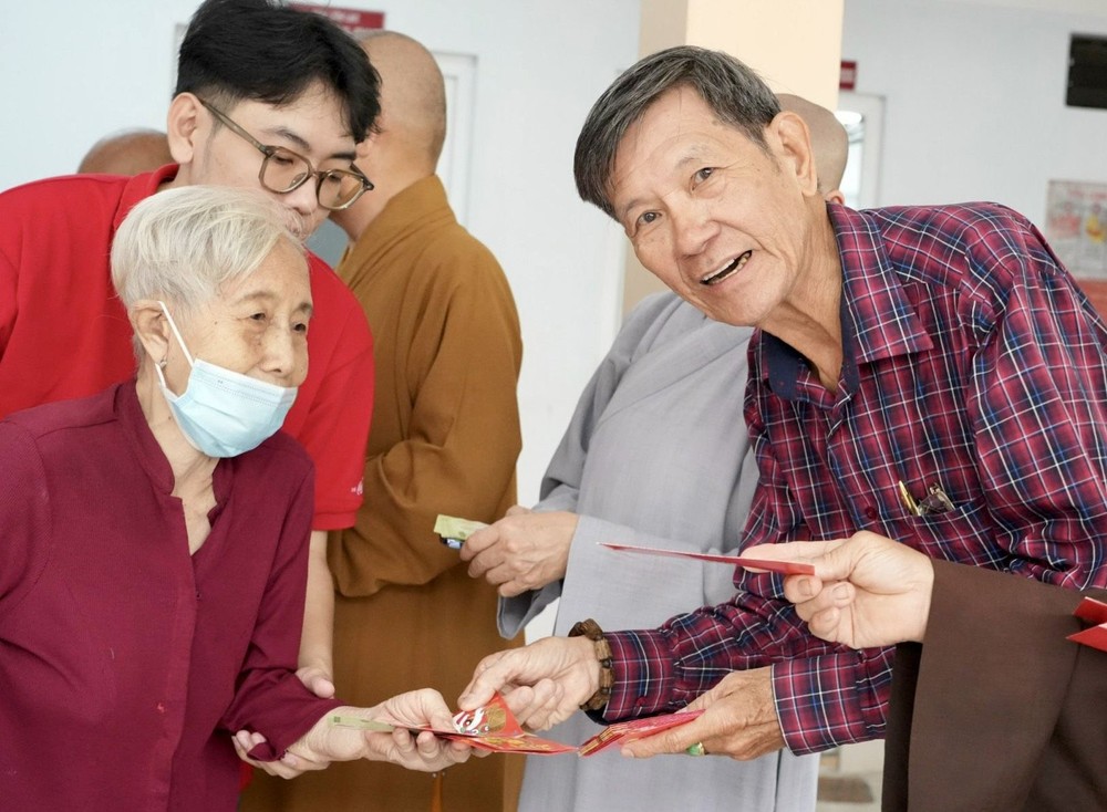 陈健安先生向贫困高龄长者发送礼物代金。