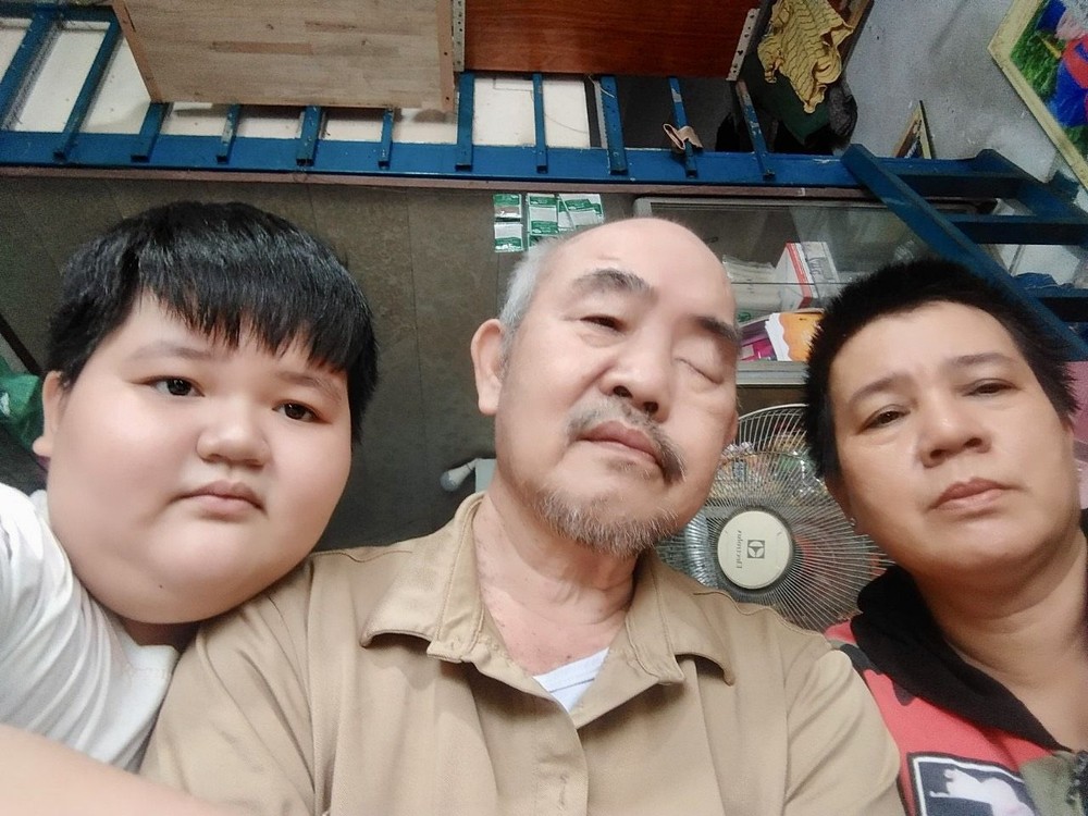 杨国东（中）与妻儿。