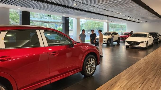 客户在富润郡马自达新山一展厅了解新车型的特点和优势。（图：德忠）