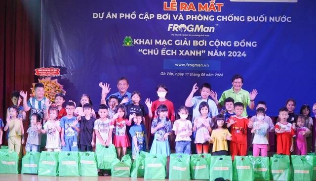 Frogman普及游泳和防范溺水项目的目的是为所有儿童创造有利条件，接触和学习游泳技能，并掌握安全与有效地防范溺水事故的措施。（图：秋心）