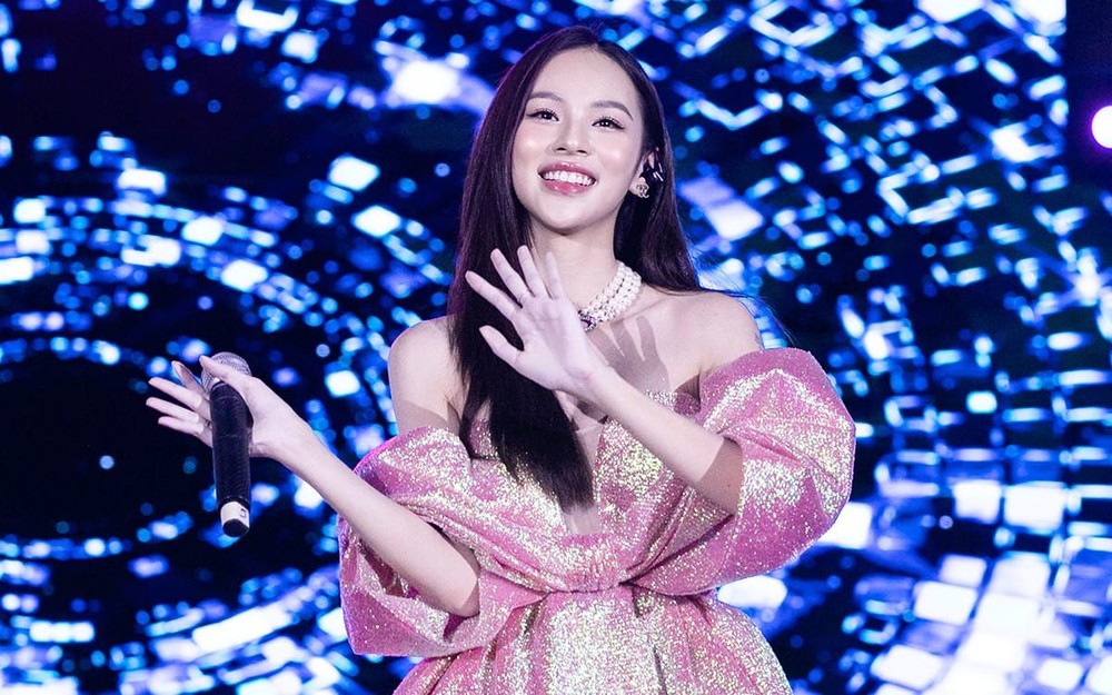 模特费芳英努力唱歌以获公认为歌手。