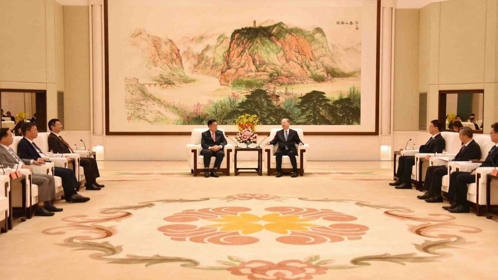 越南共产党中央政治局委员、中央书记处书记、中央宣教部部长阮仲义会见中国共产党中央政治局委员、广东省委书记黄坤明。（图：越通社）