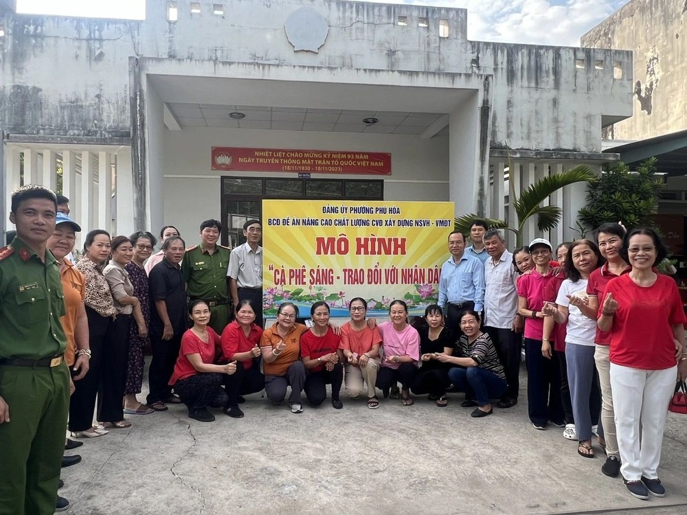 平阳省土龙木市富和坊举行的“早晨咖啡-与人民交流”活动。