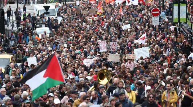在法国西部城市南特，人们参加反对极右翼崛起大游行。（图：互联网）