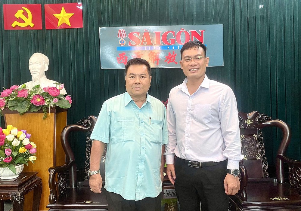 编委文忠孝（右）感谢丁文森的到访。