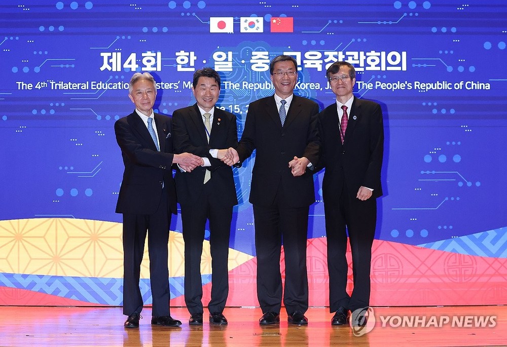 图为日本文部科学大臣盛山正仁（左起）、韩国社会副总理兼教育部长官李周浩、中国教育部长怀进鹏、韩中日合作秘书处秘书长李熙燮合影留念。（图：韩联社）