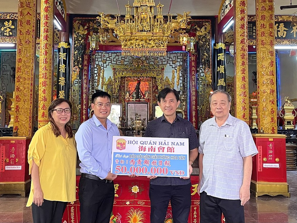 海南会馆理事长林明辉（右二）、常值副理事长孙盛强、理事曾碧把赞助赠报经费移交给本报编委文忠孝。