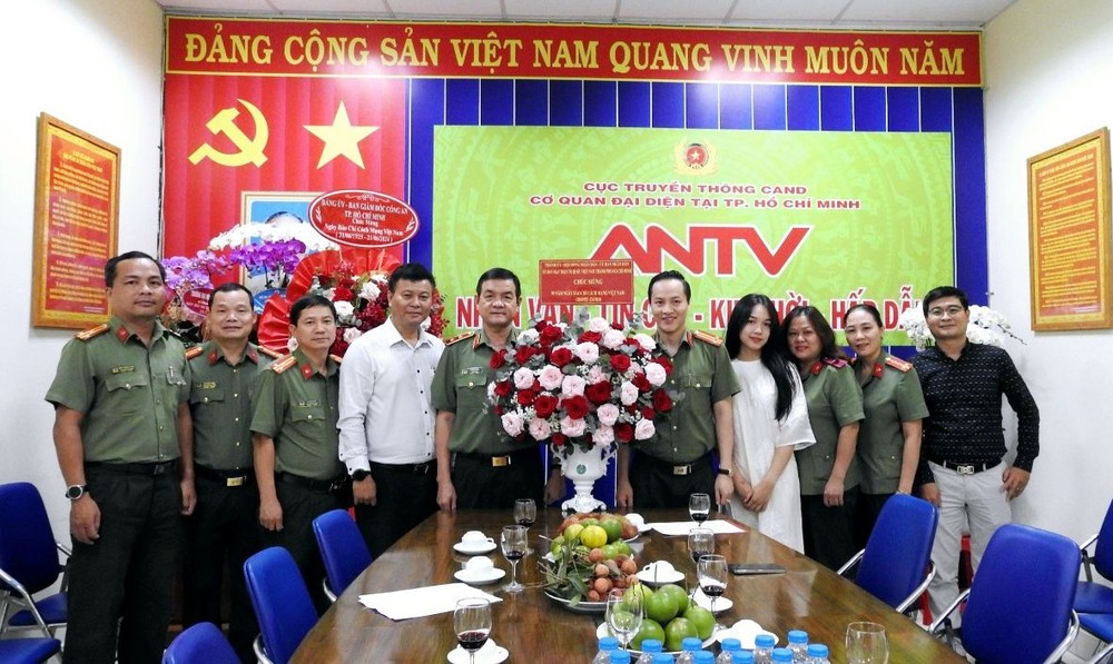 黎鸿南中将与本市的人民公安传播局代办机关工作人员合影留念。（图：志石）