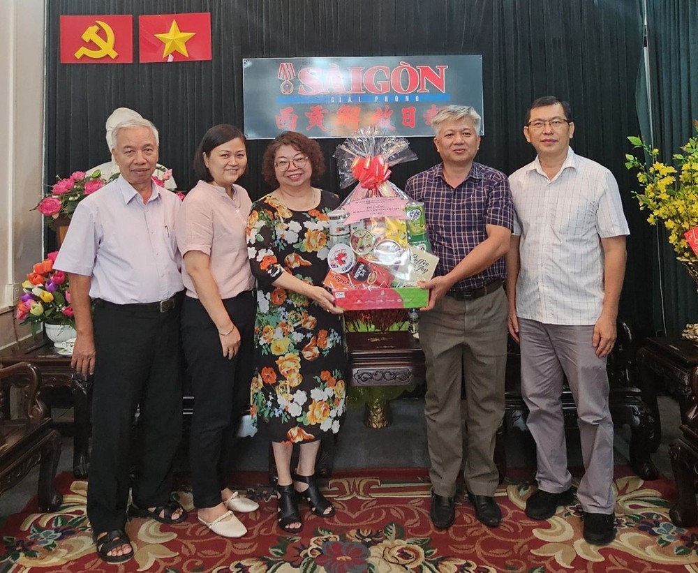 市各民族文学艺术协会祝贺本报。