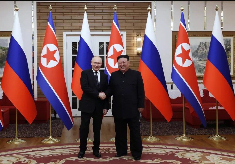 在平壤，金正恩和普京会晤。（图：AFP）