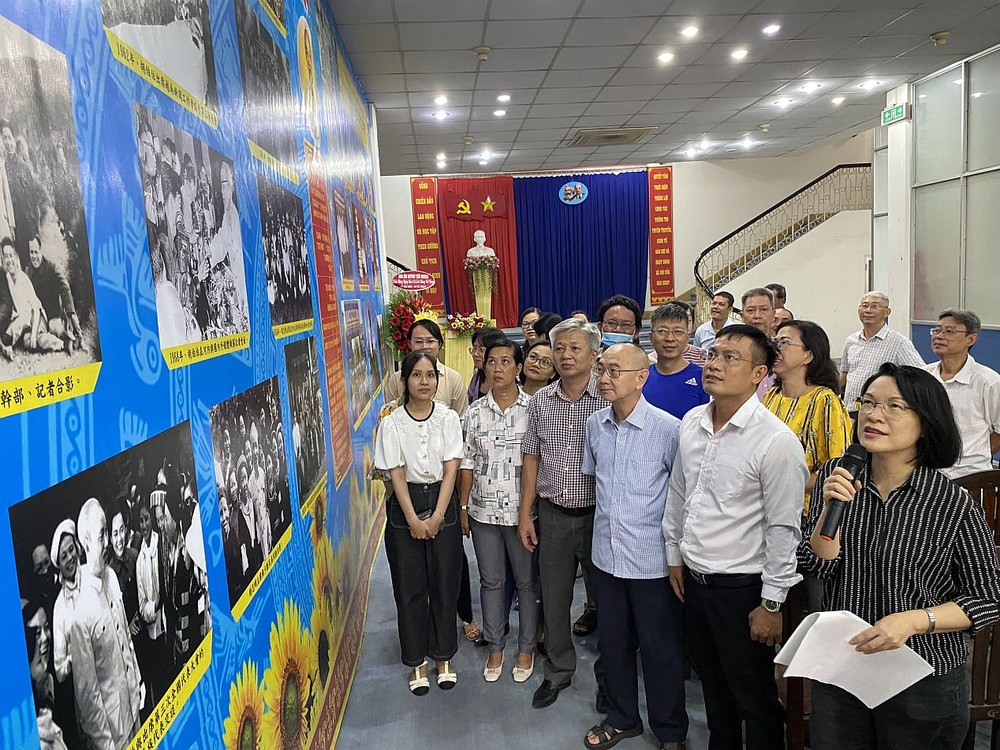 本报领导与职员们一起参观本报“胡志明文化空间”。