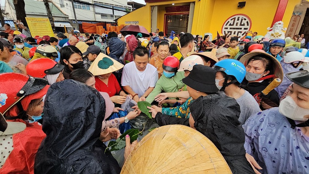 广大群众以树叶“购买”日用品。