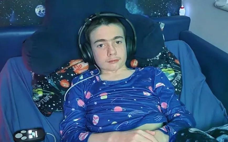 全球首例男孩颅内植入设备控制癫痫发作