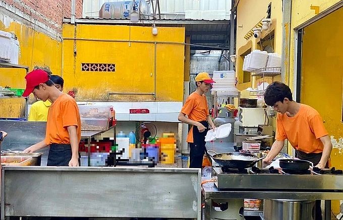 大学生暑期留在本市打工以维持生计。