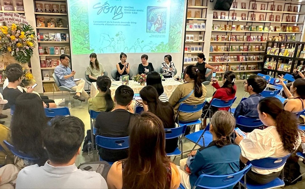 海英和保琳‧吉东的图像小说《生活》首发活动吸引了大批读者。