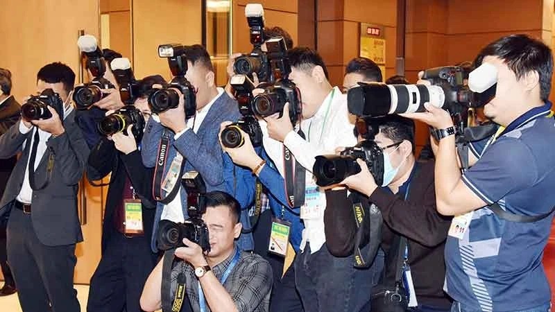 作业中的新闻工作者。