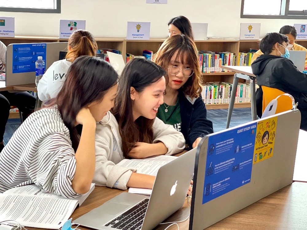 改革教程以符合实际需求，让毕业生能立即工作和发展事业。