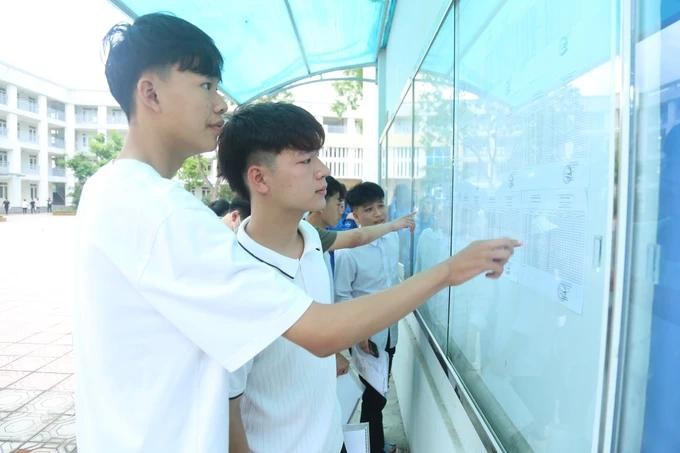 6月26日下午，河内考生们到校查看考场信息。（图：曰钟）