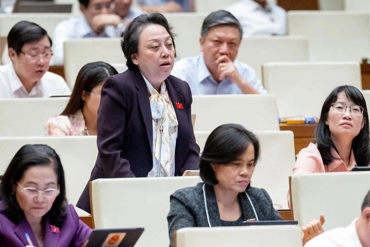 本市国会代表范庆风兰（站）在议场上发言。（图：国会）