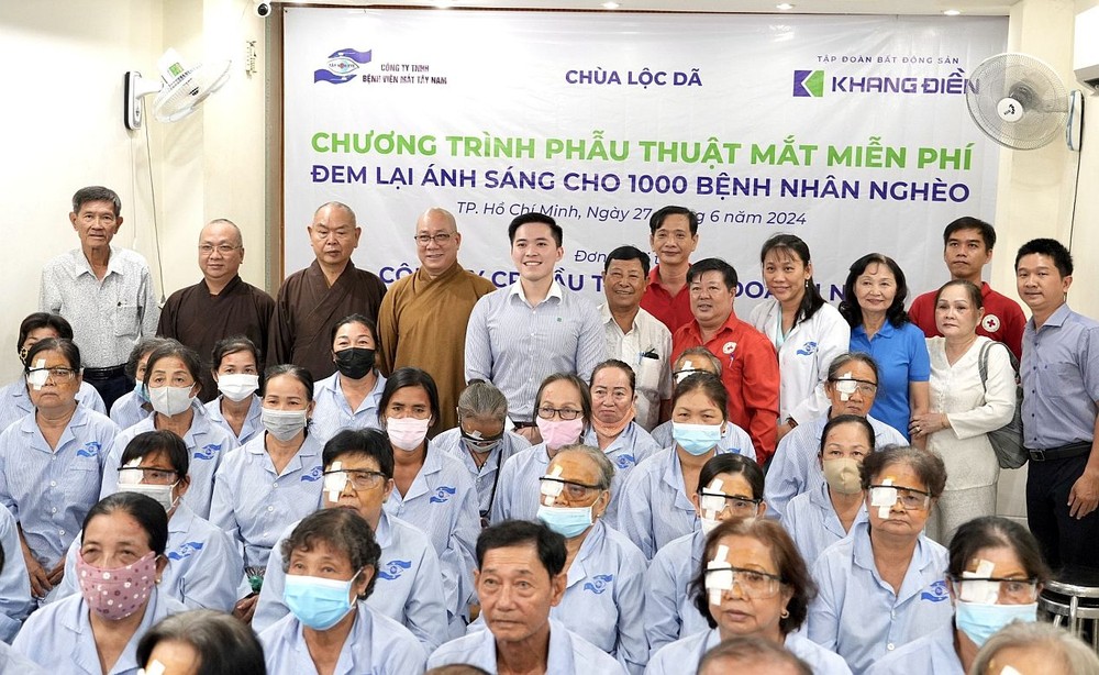 各单位代表和赞助啇与做好眼疾手术的人家合照。