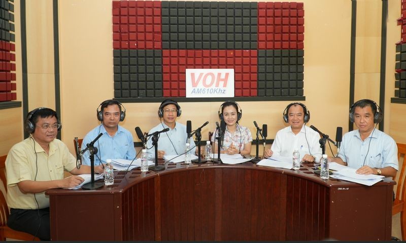 参加广播直播节目的演讲者小组随时回答市民关心的问题。（图：K.H）