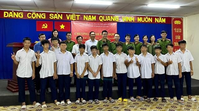 市公安厅为市青少年辅助中心的孩子们签发出生证和定名编号。