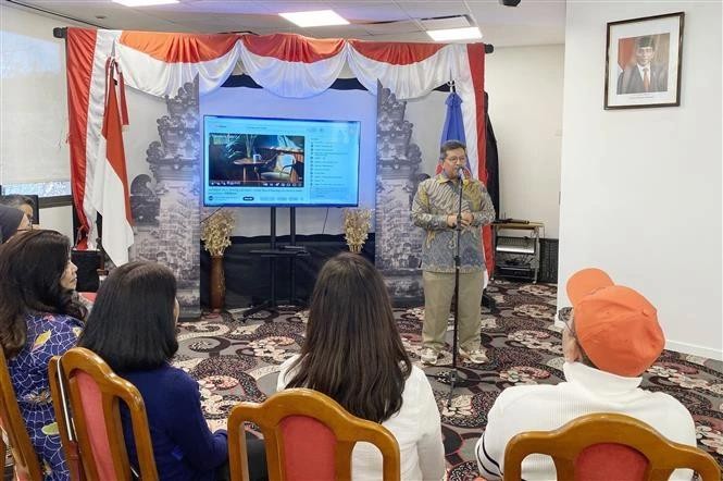 印尼驻阿根廷大使苏莱曼·斯亚里夫在活动开幕式上发表讲话。（图：越通社）