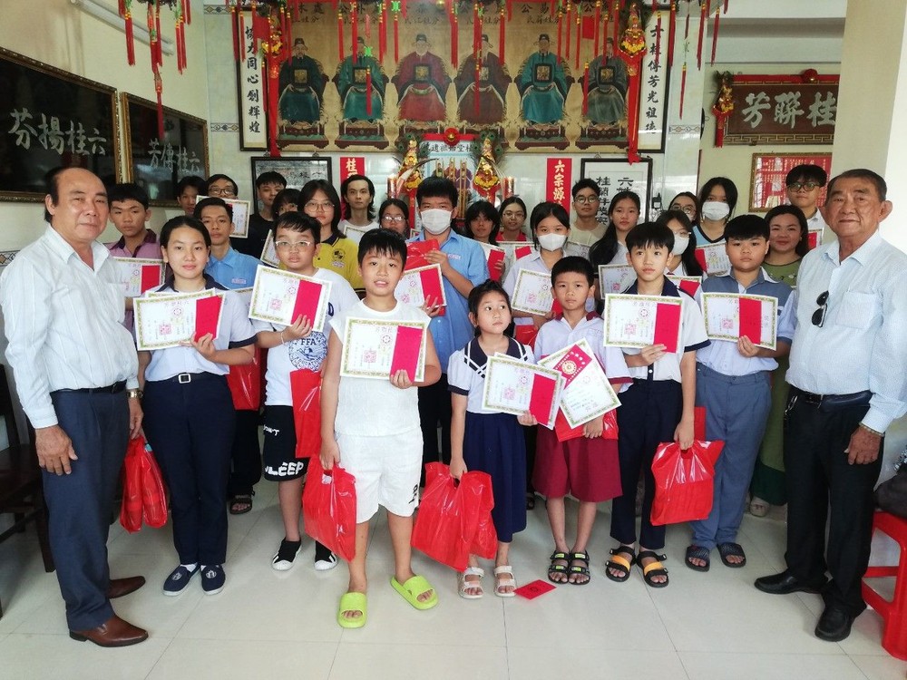 理事长方南(左)和监事长方炳星(右)与颁奖学生们合照。