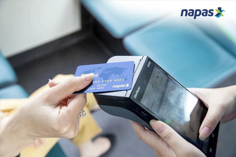 一名消费者采用 NAPAS 扫描支付。（图：互联网）