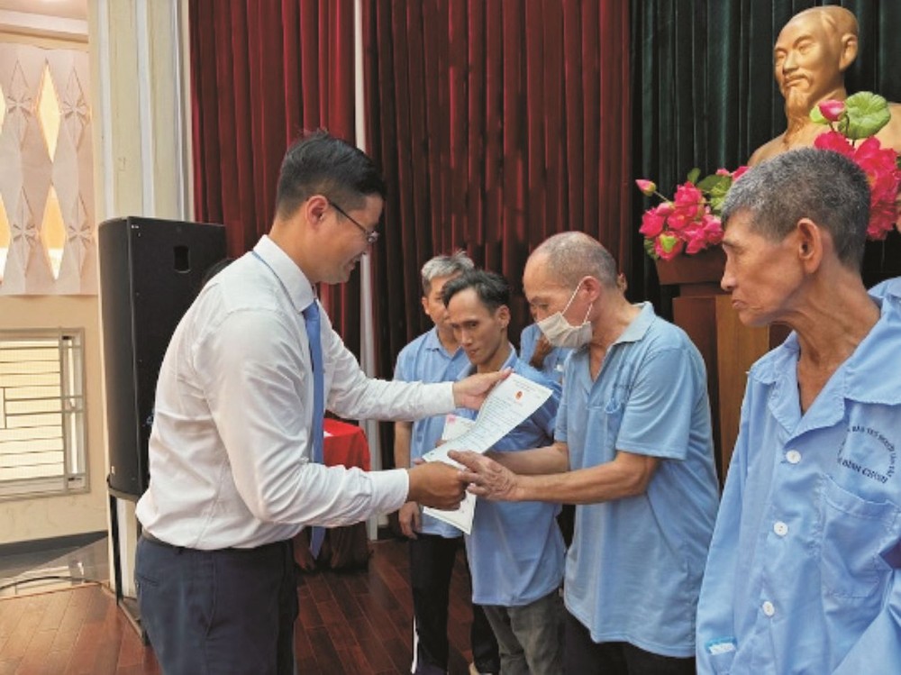 守德市协平政残障者辅助中心为特殊情况的人颁发出生证明。