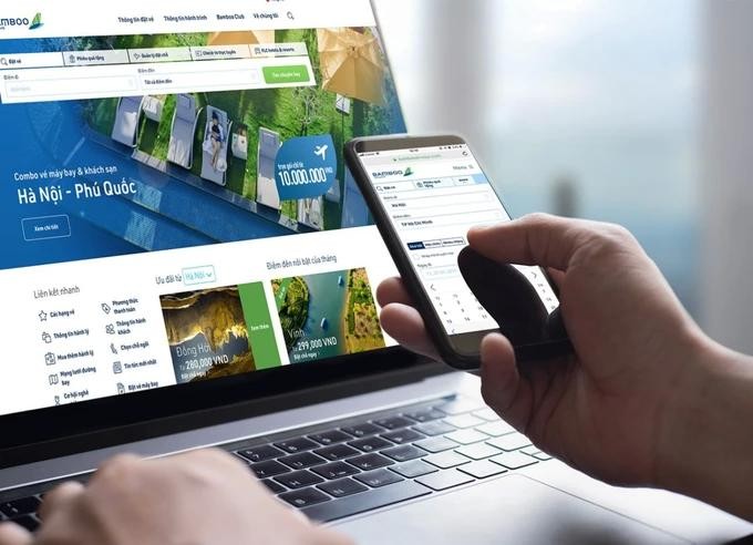 在线预订机票。（示意图：碧娟）