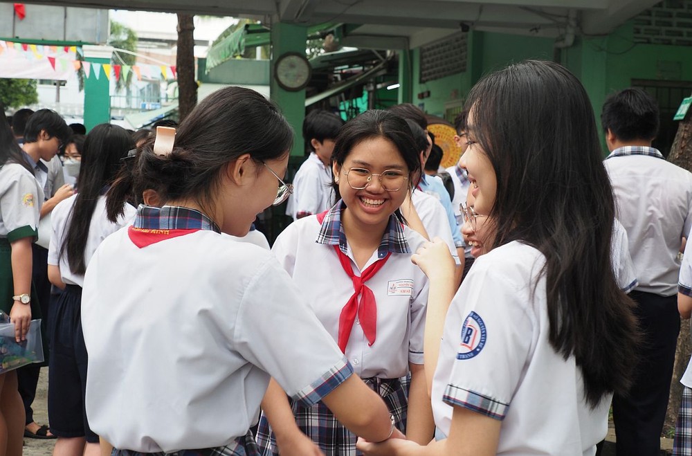 参加高中入学考的考生在考场外交谈。（图：秋心）