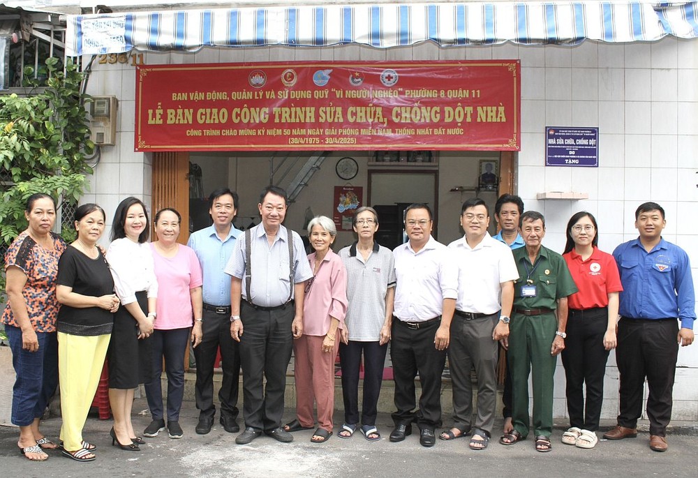 坊领导与庆云南院住持周华邦向裴玉芳一户移交修缮漏水住房工程。