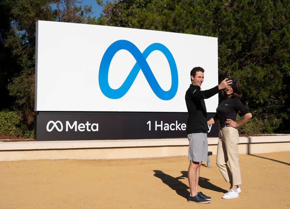 图为 2021年10月28日，在美国旧金山湾区，人们在“元”标志牌前留影。（图：新华社）