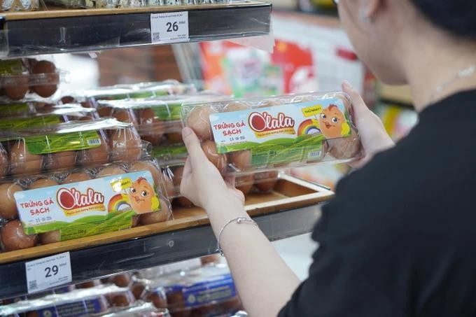 许多产品持续以特价促销整个七月份。图为一名女性在超市选购鸡蛋。（图：福厚）