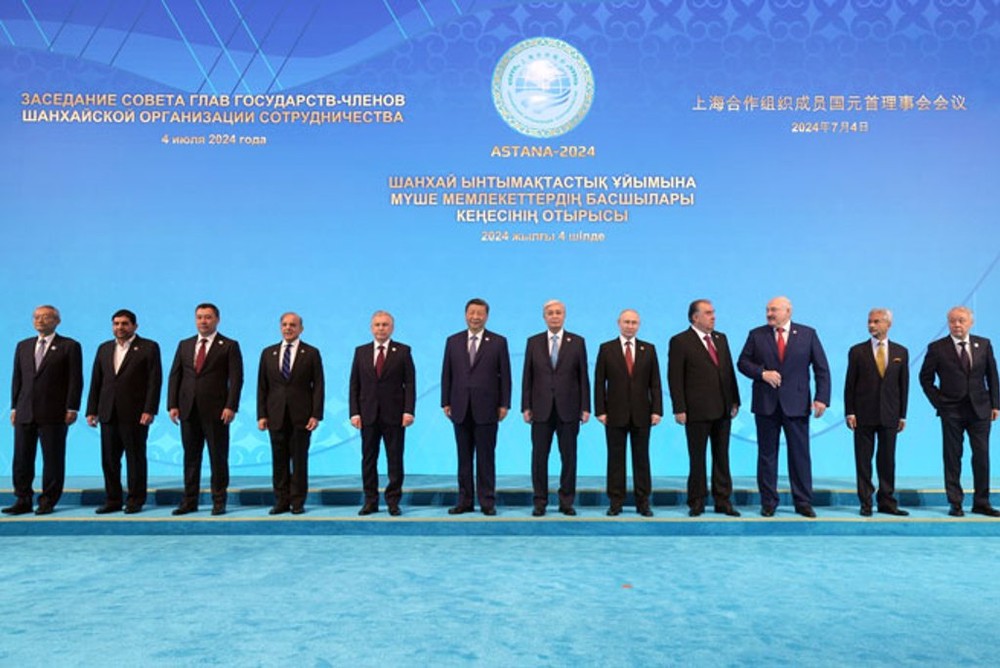 中国国家主席习近平（左六）与上海合作组织成员国领导人集体合影 。（图：互联网）