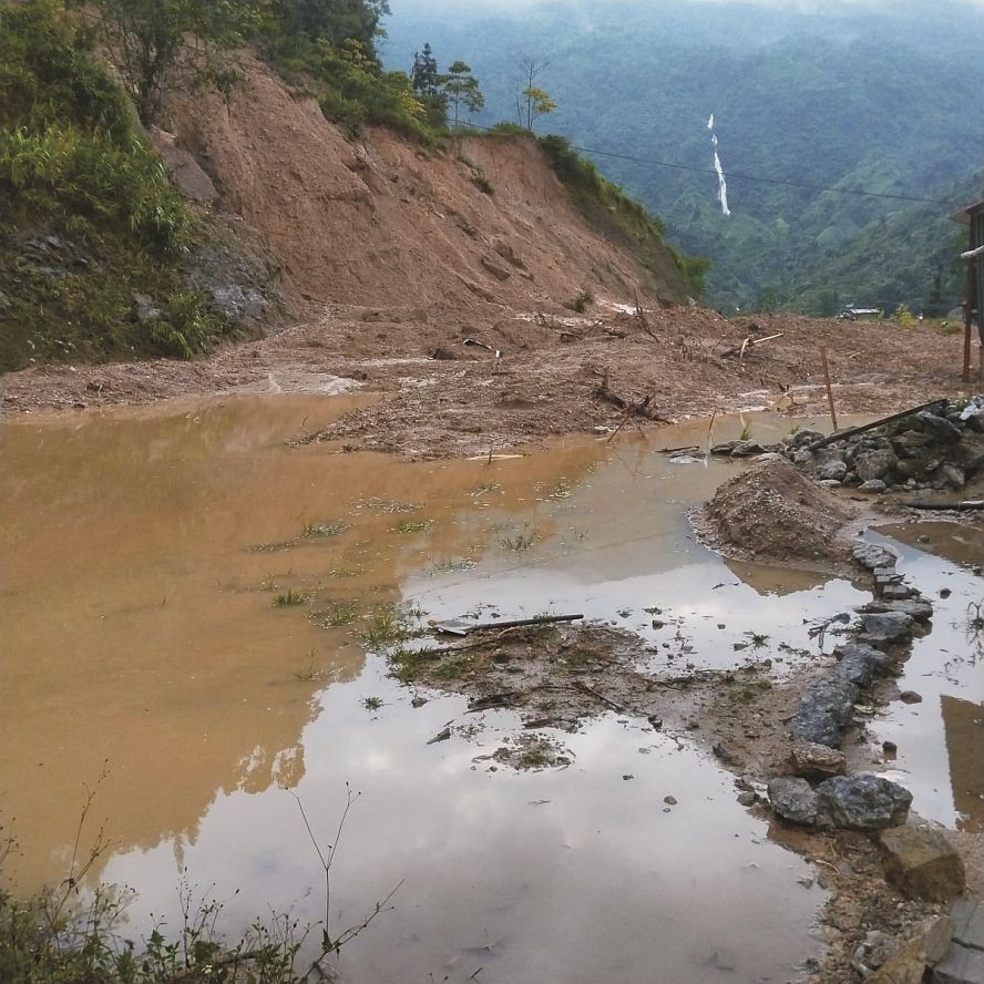 昨（8）日上午，河江省黄树皮县南丝乡的街道被土石流已变成泥塘。（图：安华）
