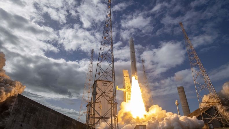 欧洲阿丽亚娜 6 型火箭发射升空。（图：CSG）