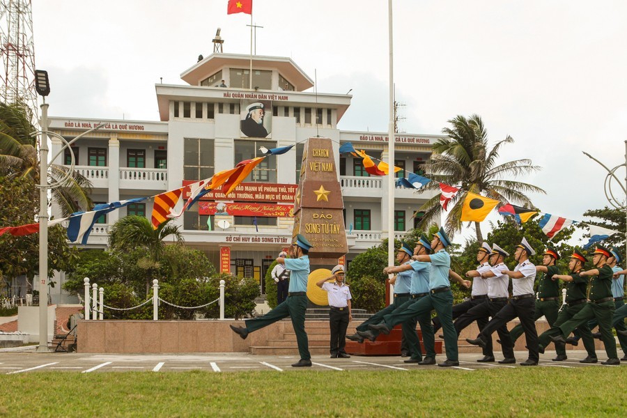 海军战士们在双子西岛上进行阅兵。（图：越通社）