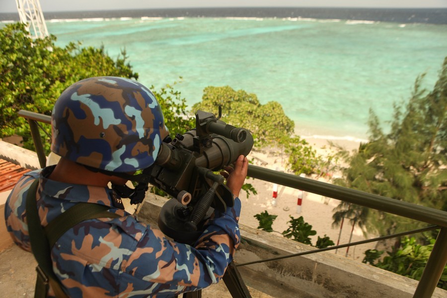 望远镜观察帮助岛上战士们远距离地观察目标。（图：越通社）