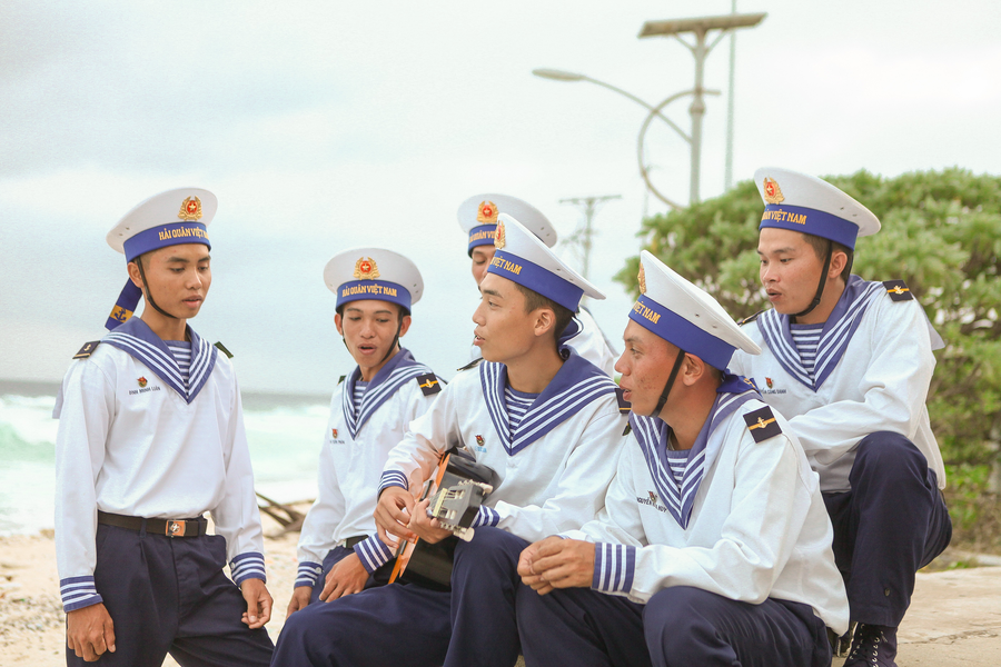 岛上战士下哨休息的文艺娱乐时间。（图：越通社）