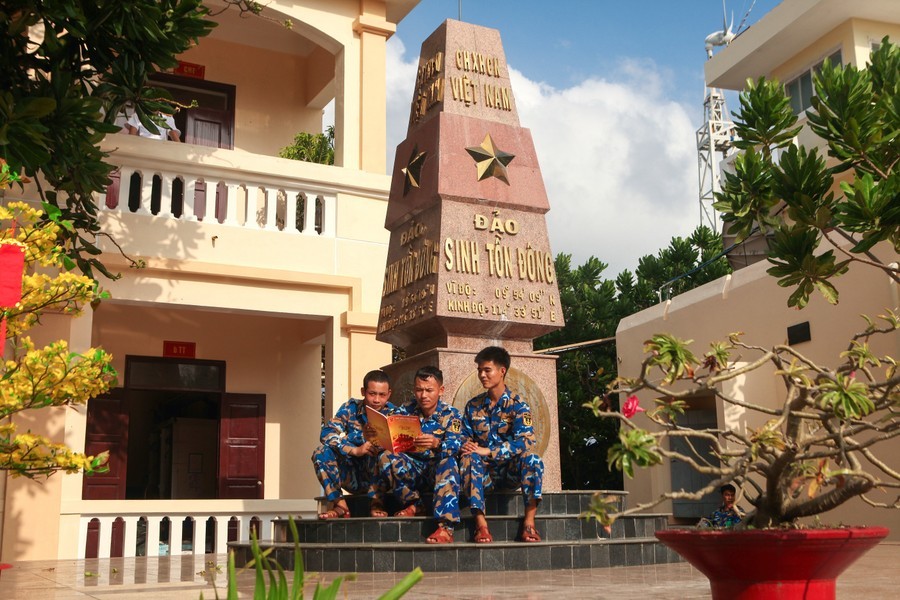 战士们趁着休息时间阅读各种书报。（图：越通社）