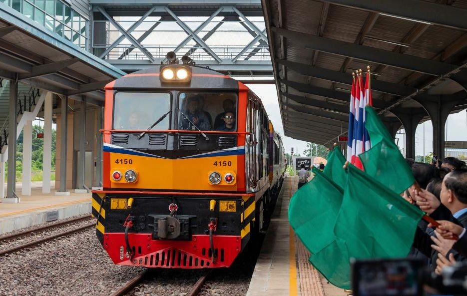 7月20日，首趟老挝泰国跨境铁路客运列车抵达老挝万象坎萨瓦站。（图：新华社）