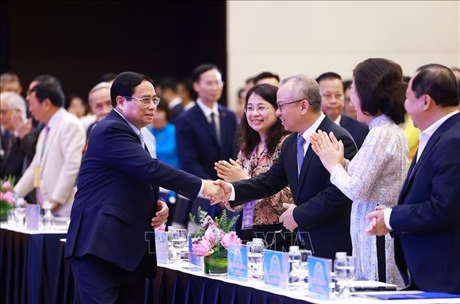政府总理范明政和与会代表。（图：越通社）