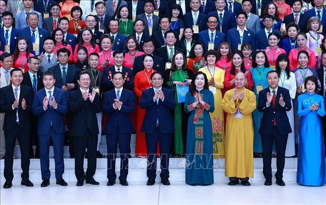 政府总理范明政和与会代表及海外越南人社群。（图：越通社）