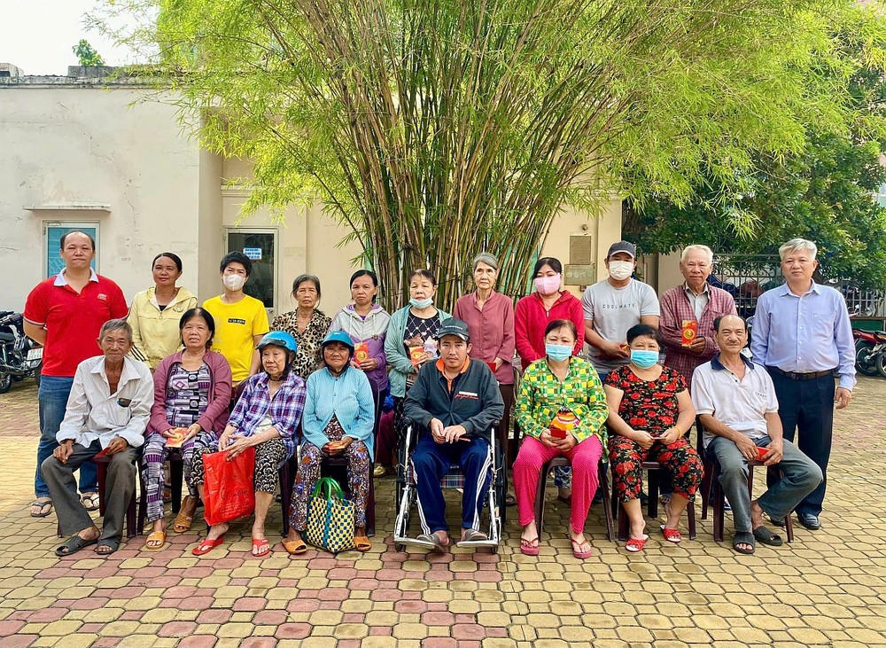 本报编委黎曰孟雄发送礼物代金予穷人。