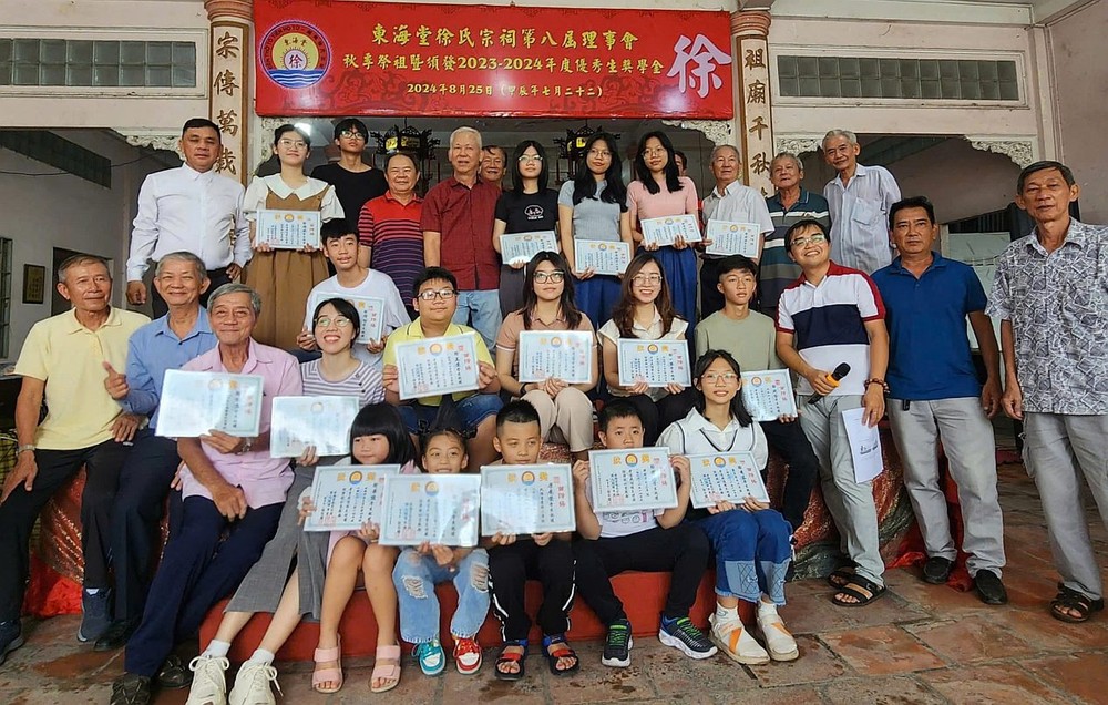 徐氏宗祠理事与优秀生合照留念。