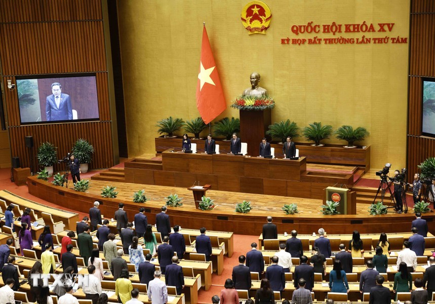  与会代表向已故总书记阮富仲默哀一分钟。（图：越通社）