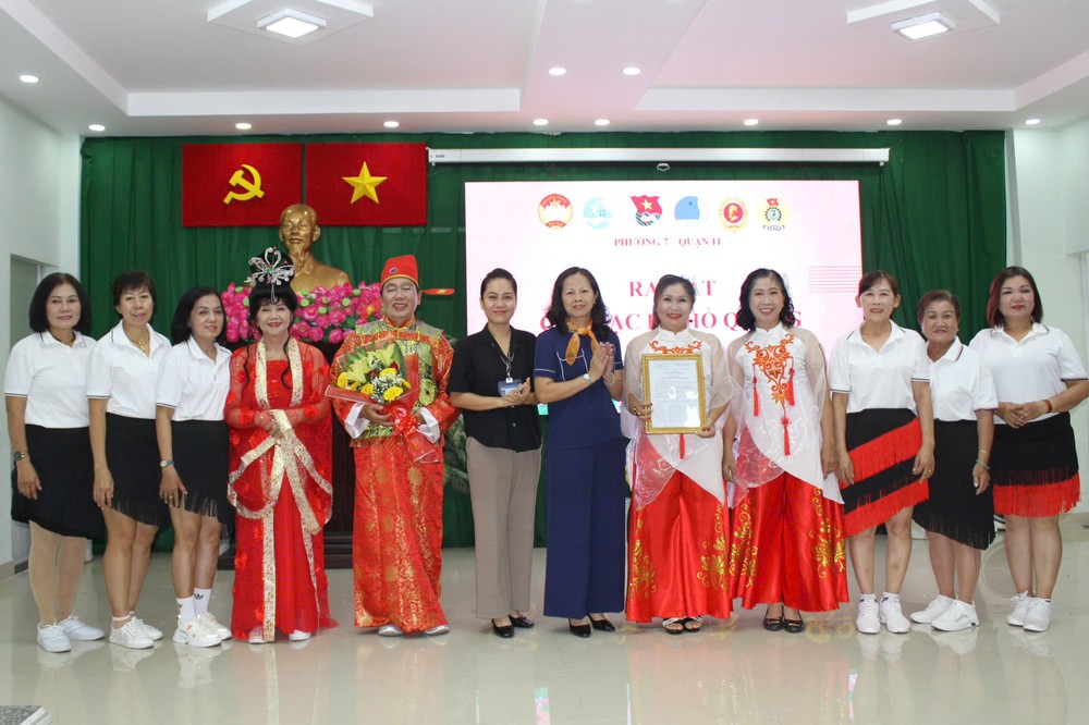 地方领导与该坊文艺俱乐部成员合照留念。