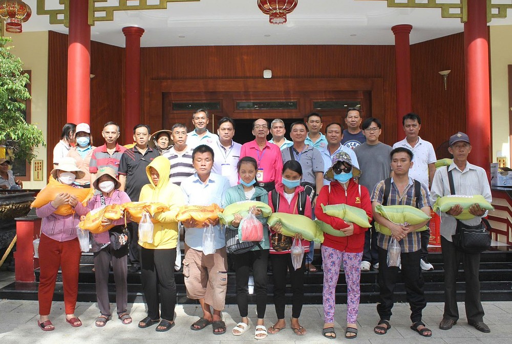 茶园护国观音庙诸位理监事会代表向视障人士派发大米。